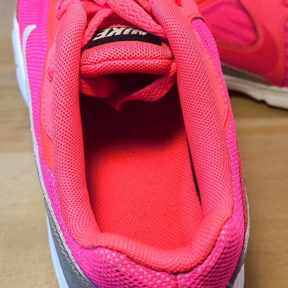 Nike Air Maximize Pink Athletic Youth 2 Left Shoes - Picture 9 of 10